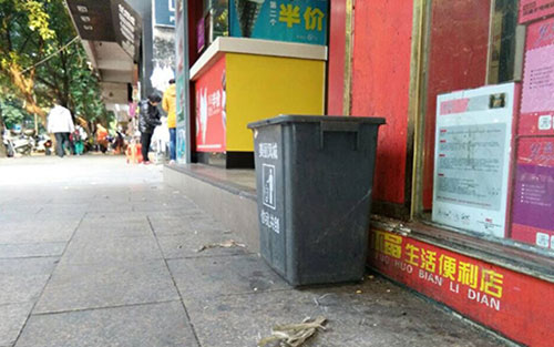 垃圾桶當(dāng)足球踢？！城區(qū)大半年累計(jì)丟近千個(gè)垃圾桶